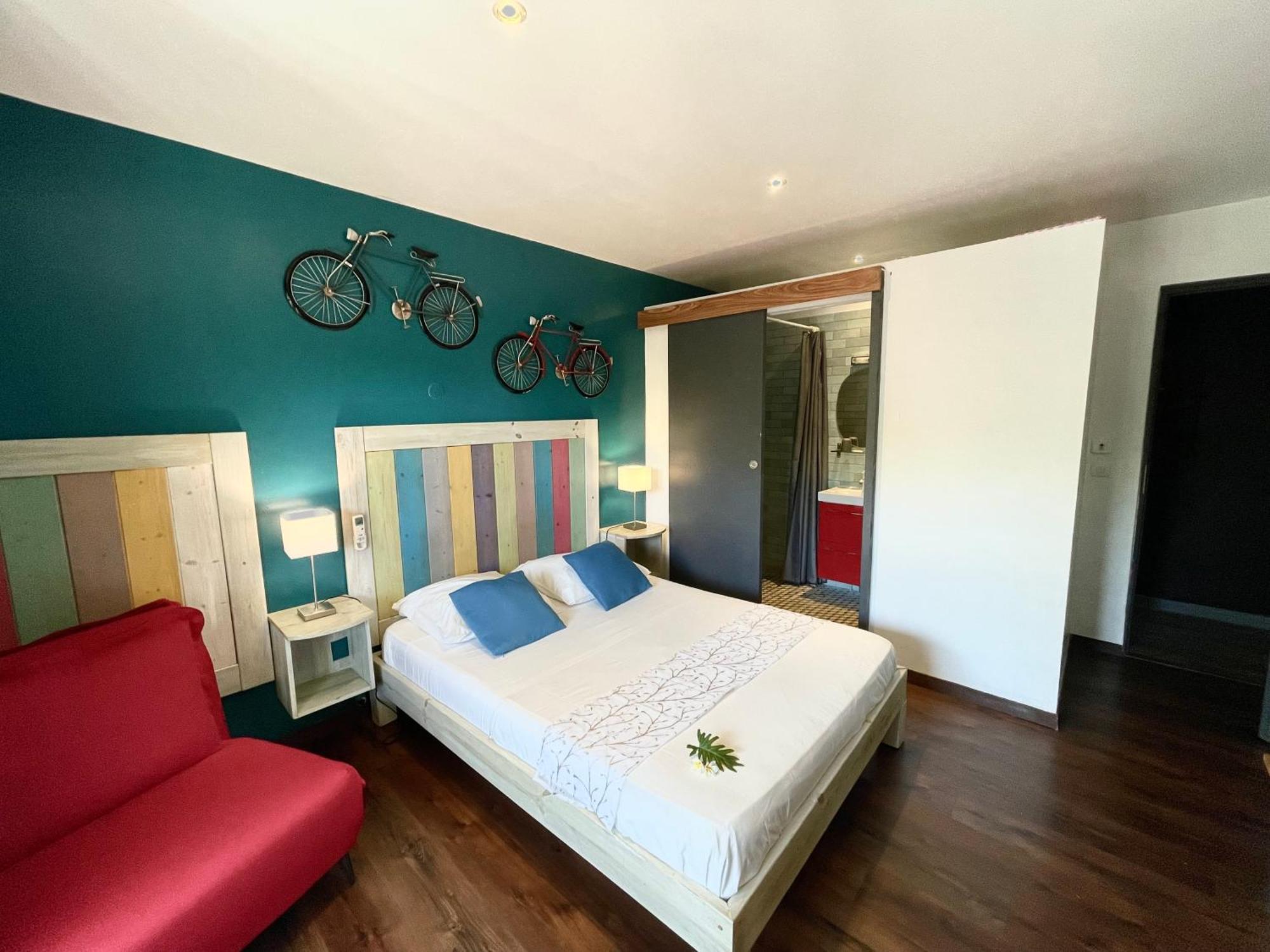 Hotel Les Bougainvilliers سان جيل لي بان المظهر الخارجي الصورة