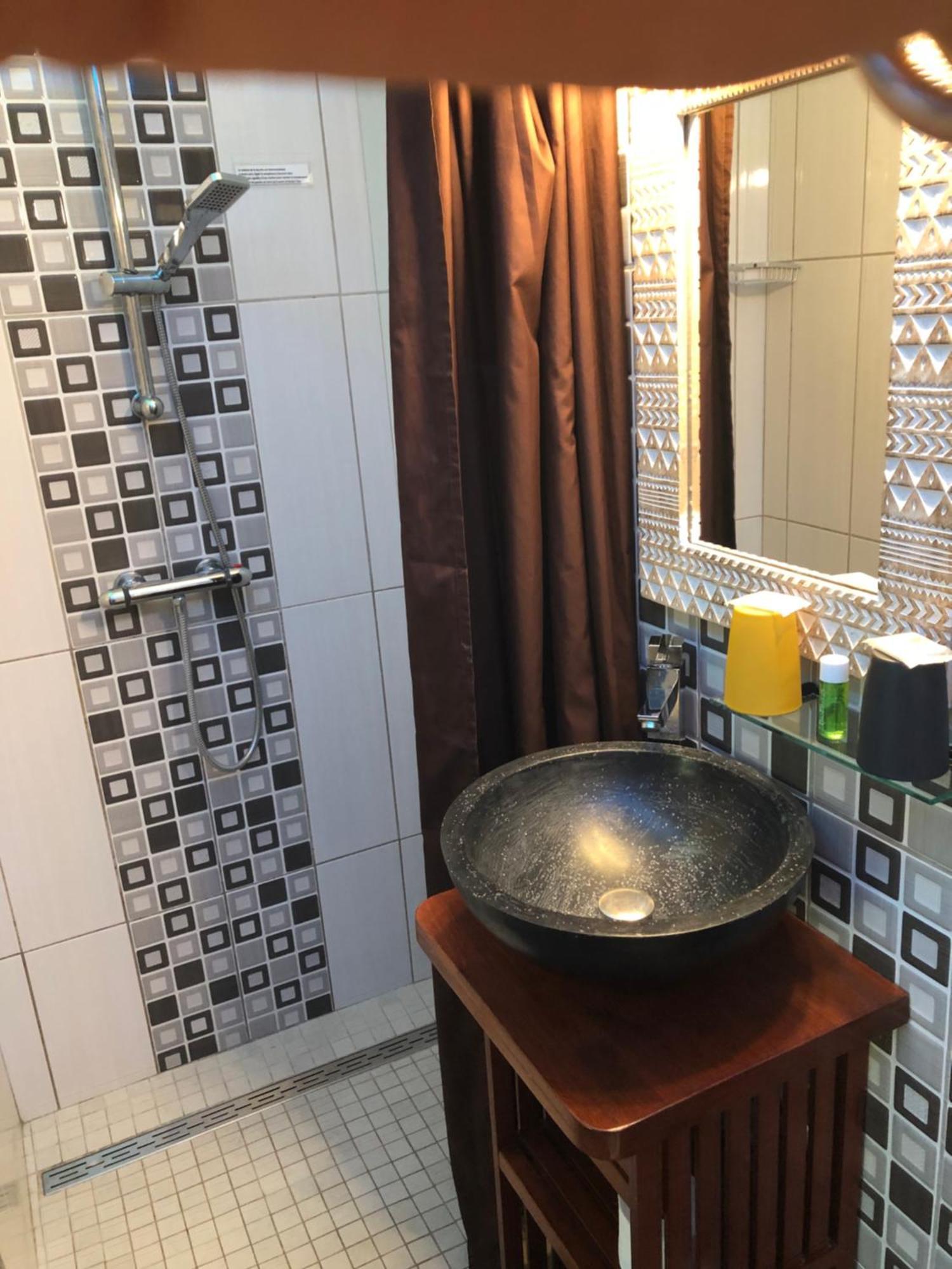 Hotel Les Bougainvilliers سان جيل لي بان المظهر الخارجي الصورة