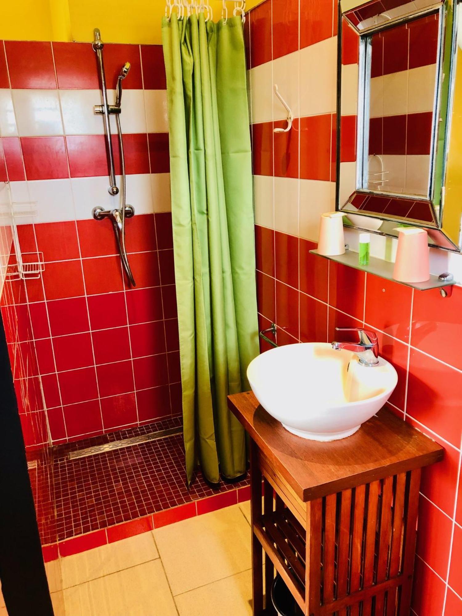 Hotel Les Bougainvilliers سان جيل لي بان المظهر الخارجي الصورة